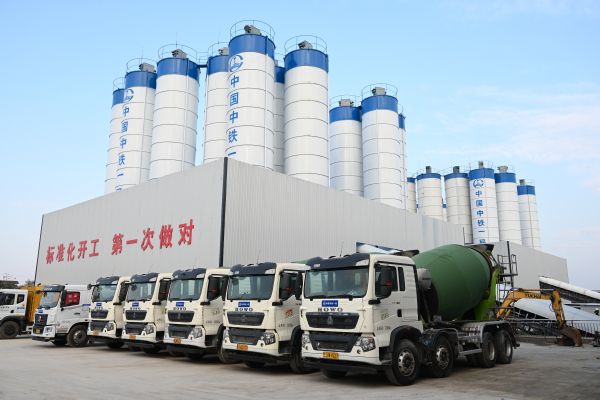 5、拌和站近景 5、拌和站近景