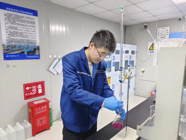 工作中的李海瑞 工作中的李海瑞